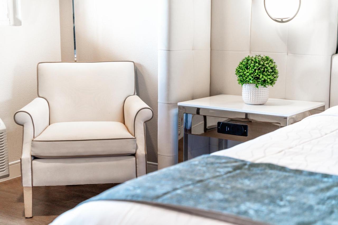Aspire Inn Studios & Spas 벨플라워 외부 사진