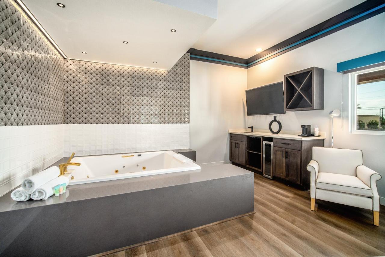 Aspire Inn Studios & Spas 벨플라워 외부 사진