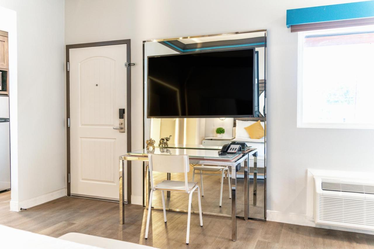 Aspire Inn Studios & Spas 벨플라워 외부 사진