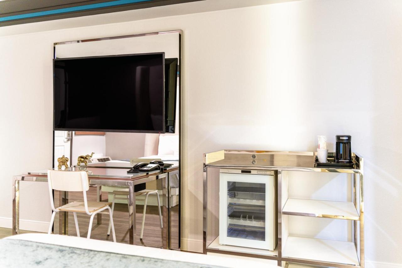 Aspire Inn Studios & Spas 벨플라워 외부 사진