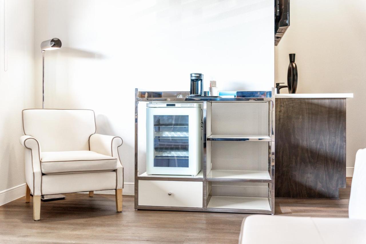 Aspire Inn Studios & Spas 벨플라워 외부 사진