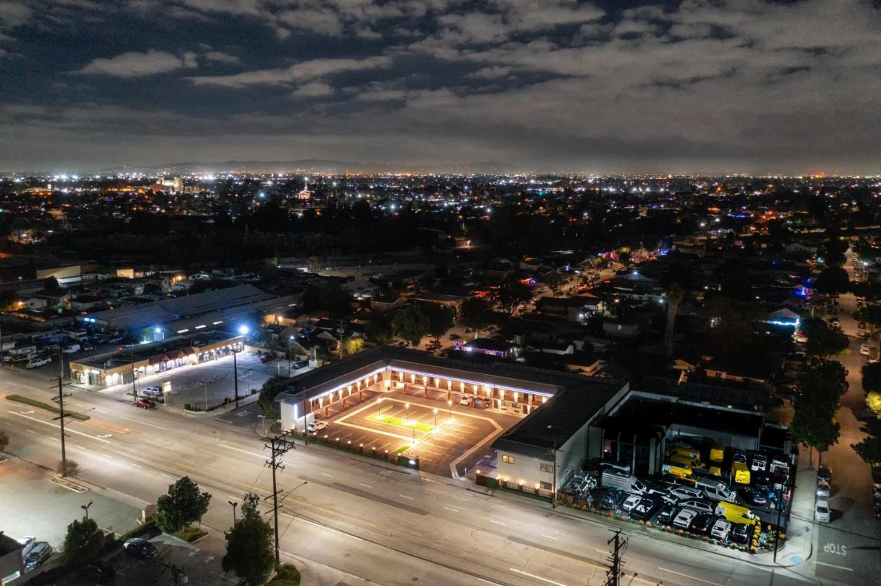 Aspire Inn Studios & Spas 벨플라워 외부 사진