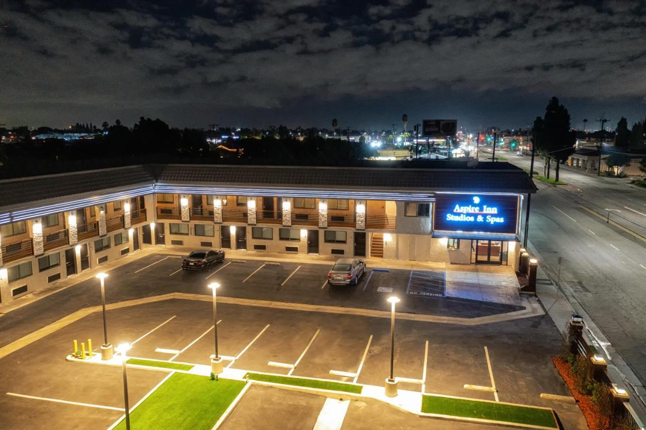 Aspire Inn Studios & Spas 벨플라워 외부 사진
