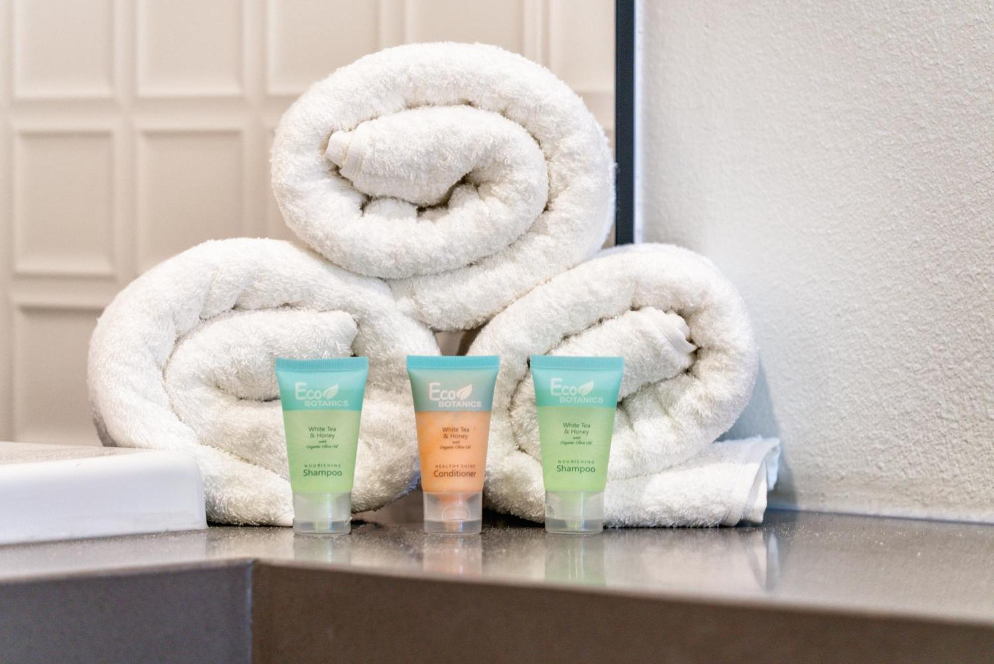 Aspire Inn Studios & Spas 벨플라워 외부 사진