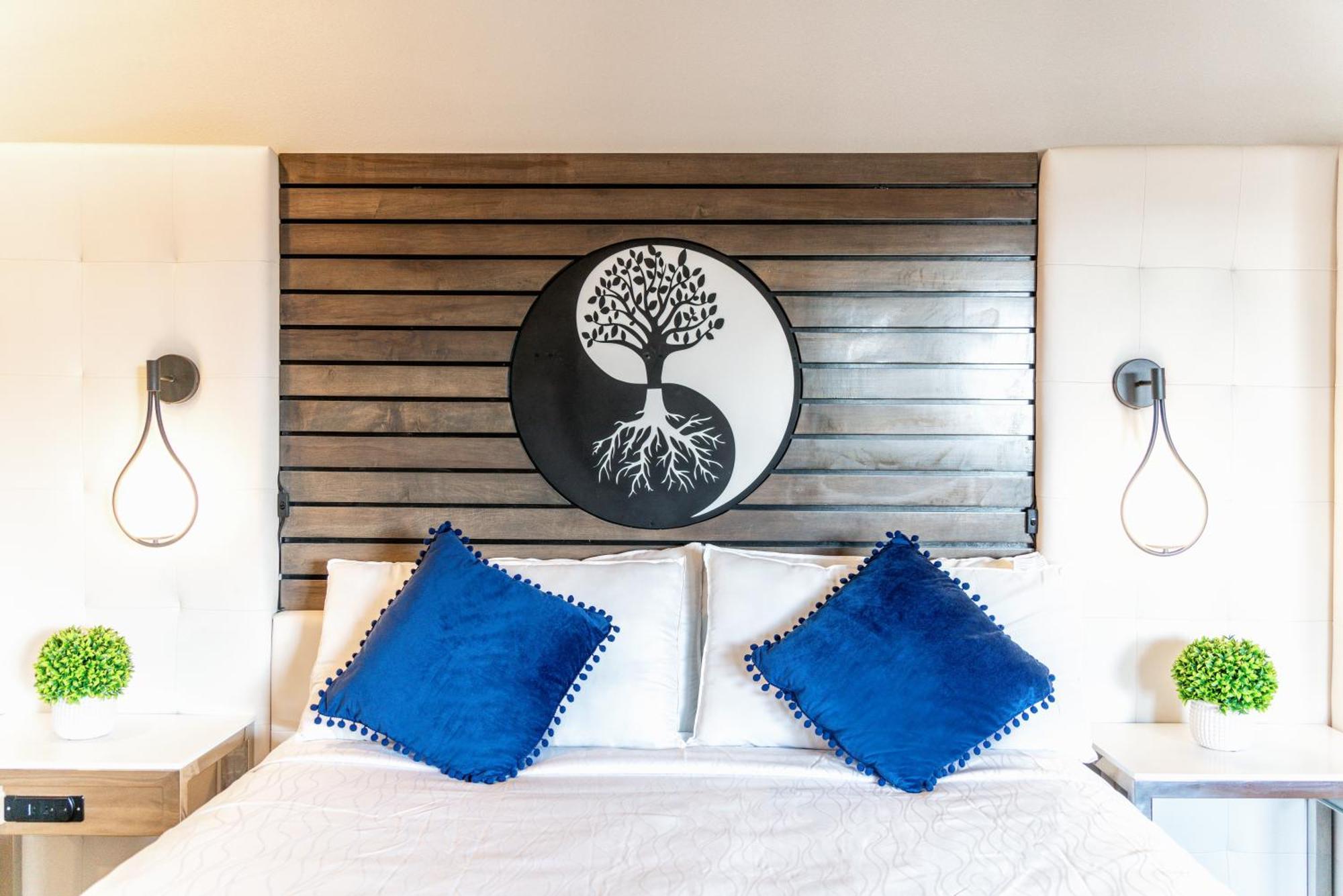Aspire Inn Studios & Spas 벨플라워 외부 사진