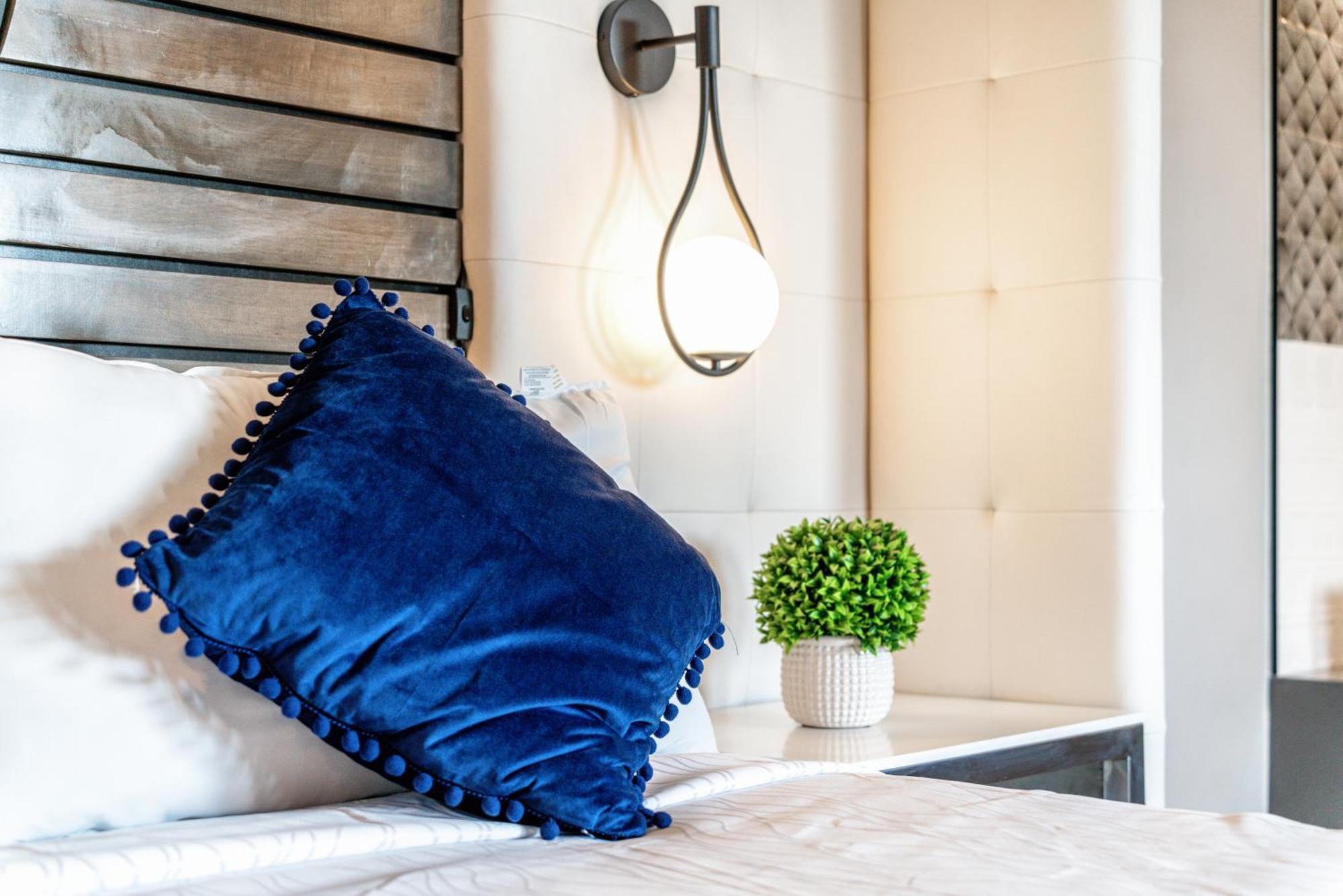 Aspire Inn Studios & Spas 벨플라워 외부 사진