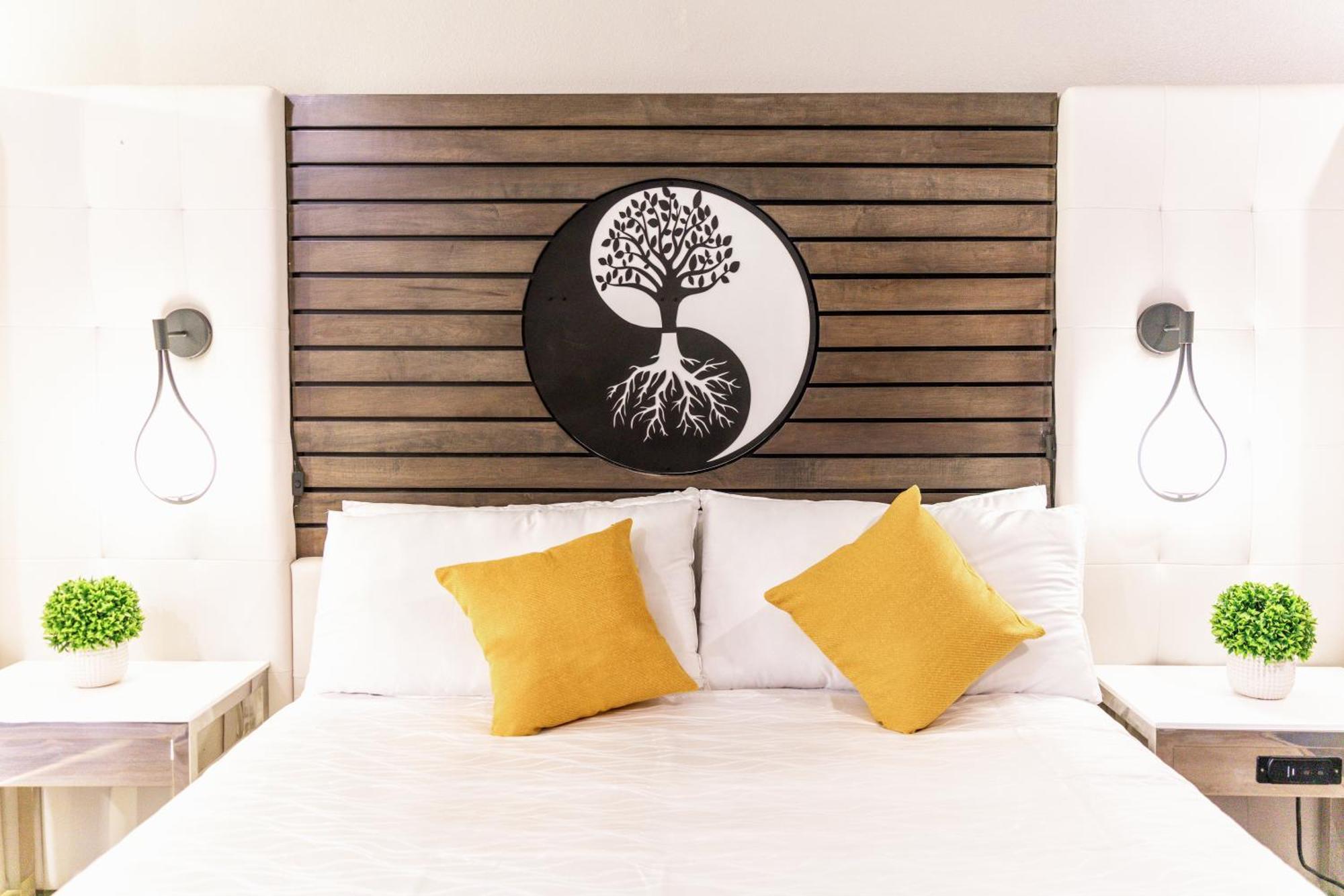 Aspire Inn Studios & Spas 벨플라워 외부 사진